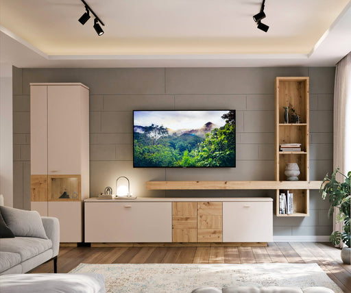 Wohnwand LOUOTO 2 in Sand und Artisan Eiche mit TV-Halterung und Stauraum, Gesamtansicht.