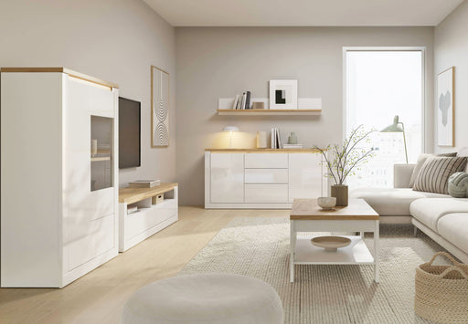 Wohnwand DURAOAK mit Vitrinenschrank, Sideboard und Couchtisch in Weiß glossy und Eiche Dekor.