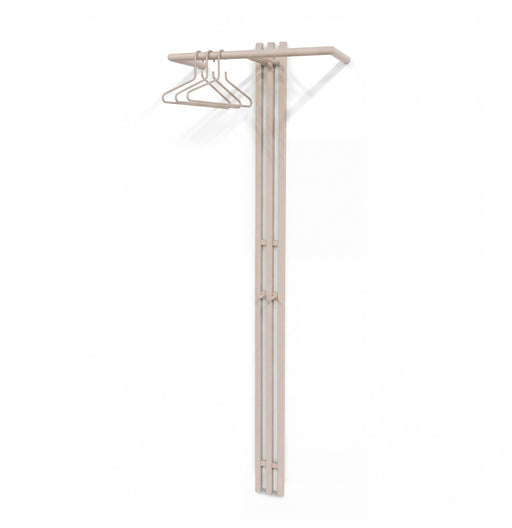 Design Garderobe SENZA 5 Silky Taupe in Gesamtansicht mit horizontaler Stange und drei Kleiderbügeln an der Wand montiert.
