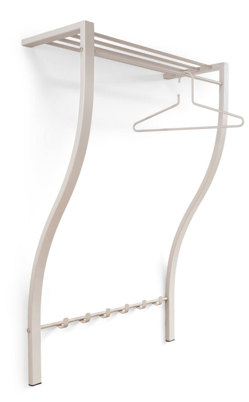 Design Wandgarderobe CARVE 1 in Silky Taupe mit geschwungenen Seitenprofilen und Kleiderstange in Gesamtansicht.