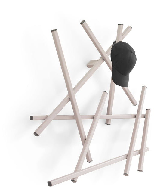 Spinder Garderobe Matches XS mit asymmetrischem Stahlgestell in Silky Taupe und schwarzer Kappe, Gesamtansicht.