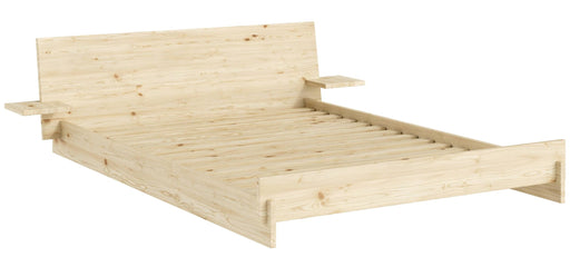 Massivholzbett LATCH Raw Kiefer natur in Gesamtansicht mit hochstehendem Kopfteil und seitlichen Nachttischen.