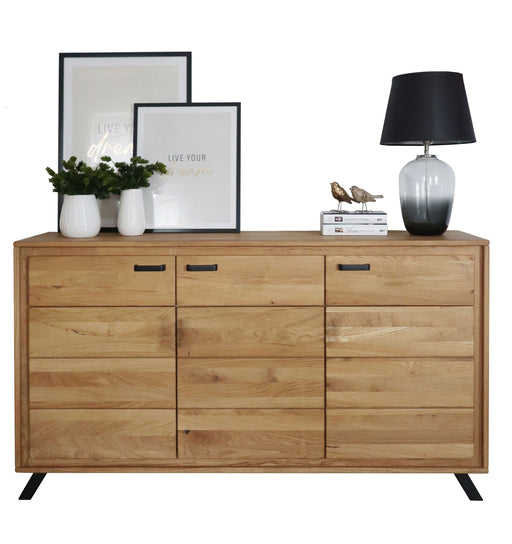 Sideboard Anrichte BERN 3-türig Wildeiche Massivholz geölt in Gesamtansicht mit drei Schubladen oben und drei Türen unten.