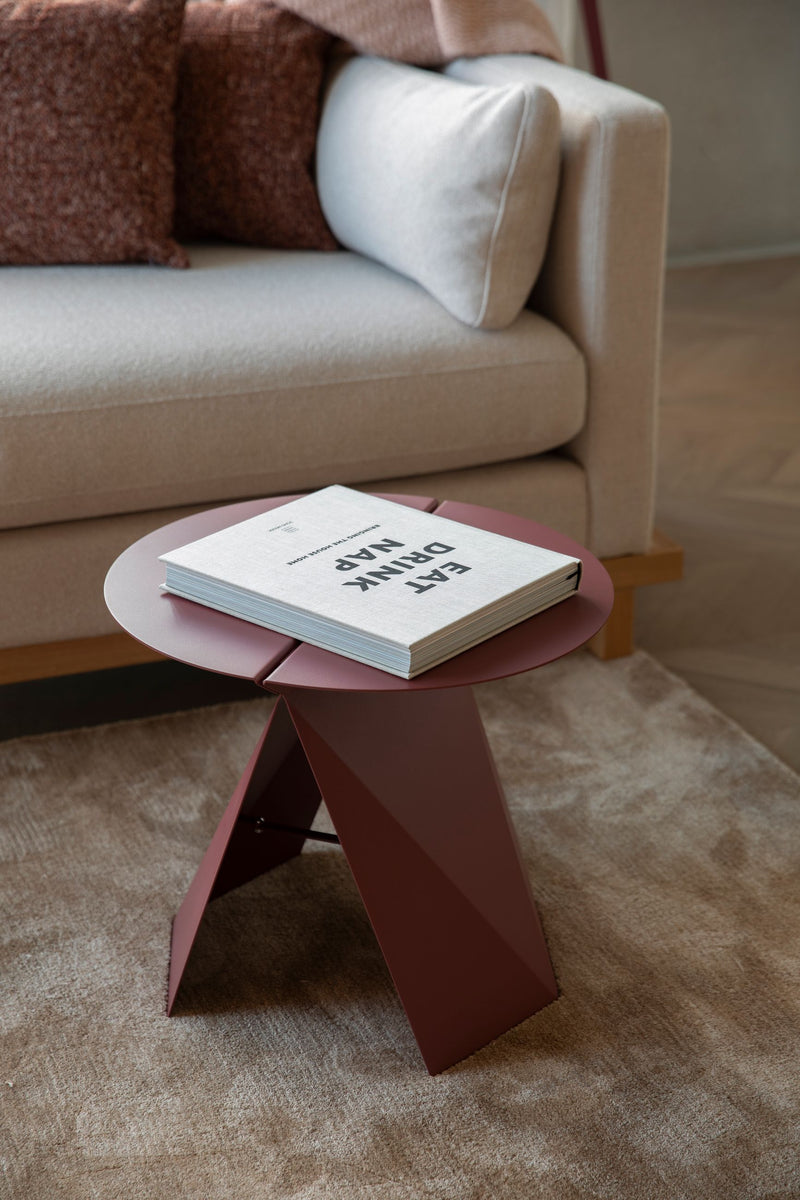 Beistelltisch Foldy Zuiver in Marsala-Rot mit Origami-Design aus Stahl