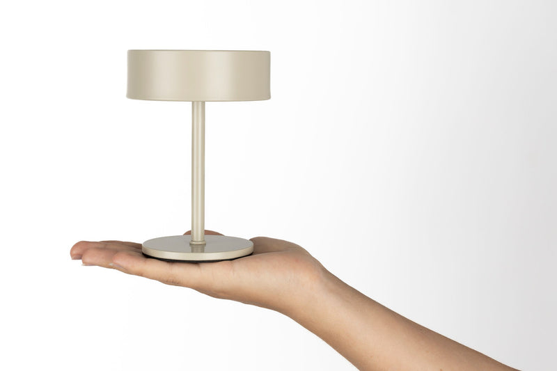 Tischlampe Mini Brown Rice kabellos mit USB-Aufladung von Zuiver