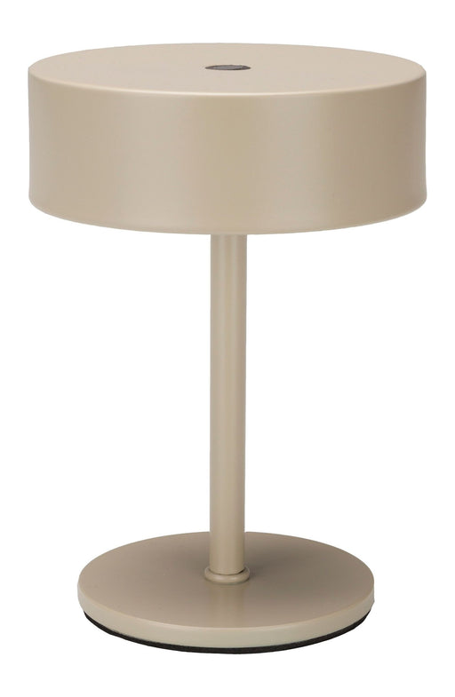 Gesamtansicht der kabellos aufladbaren Tischlampe Mini Brown Rice in Beige mit zylindrischem Schirm und rundem Standfuß.