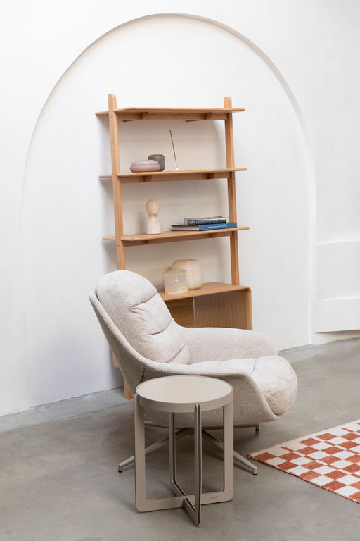 Loungesessel Philly Zuiver in Beige mit geschwungenem Stoffbezug und Metallgestell in Gesamtansicht.