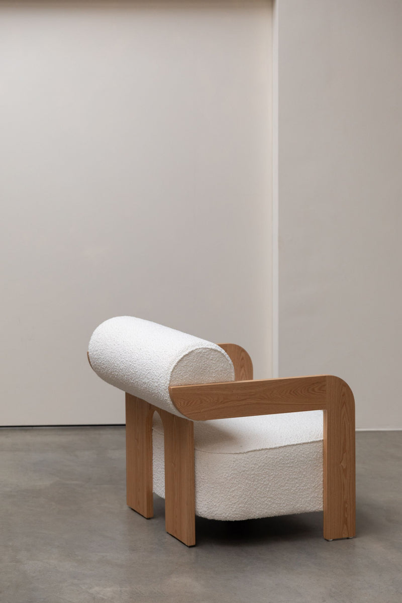 Loungesessel Oolong Beige mit Bouclé-Bezug und Eschenholz-Gestell