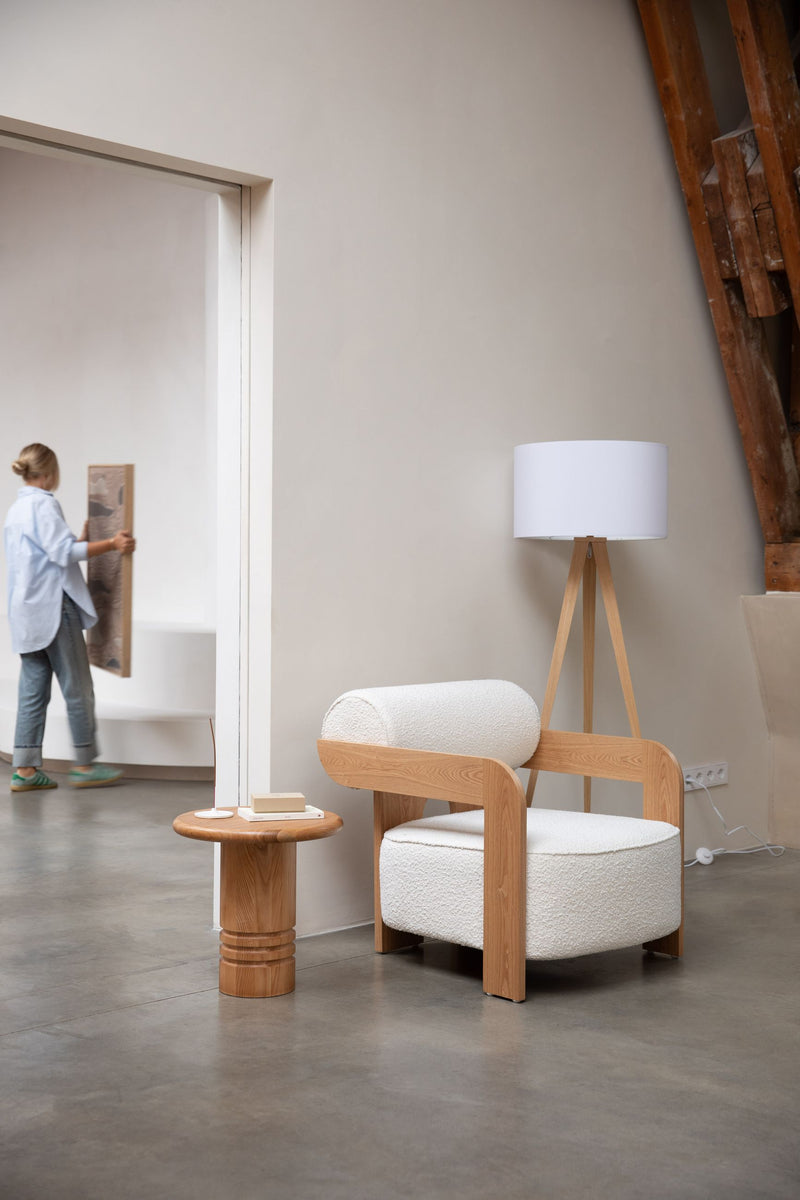 Loungesessel Oolong Beige mit Bouclé-Bezug und Eschenholz-Gestell