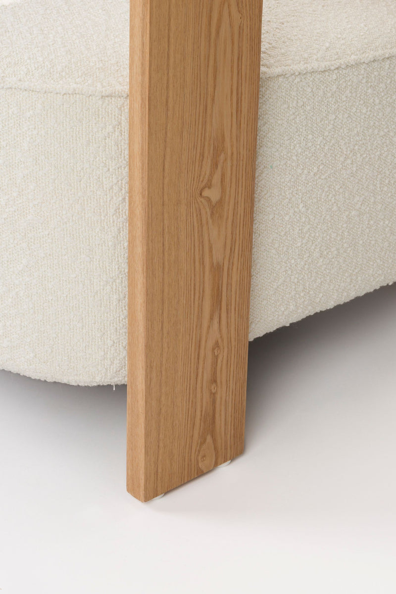 Loungesessel Oolong Beige mit Bouclé-Bezug und Eschenholz-Gestell