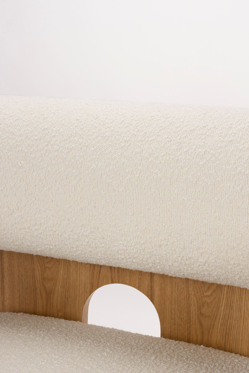 Loungesessel Oolong Beige mit Bouclé-Bezug und Eschenholz-Gestell