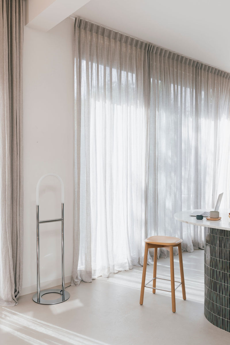 Stehlampe Arch Chrome mit Metallfuß und römischem Bogendesign