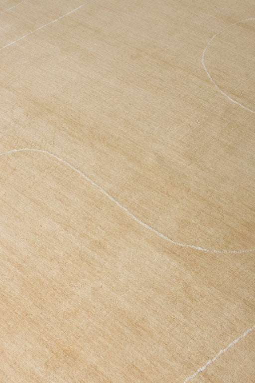 Detailaufnahme der beigen Oberseite des Teppichs Doodle 200x300 mit gestepptem Randmuster.