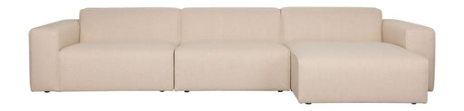Sofa Milka 4,5-Sitzer mit Chaiselongue in Sand, Gesamtansicht von vorne mit ausgefahrener Recamiere rechts.
