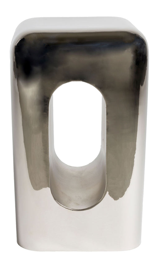 Hocker Creek Chrome in Silber mit ovalem Durchbruch in der Sitzfläche, Gesamtansicht von vorne.