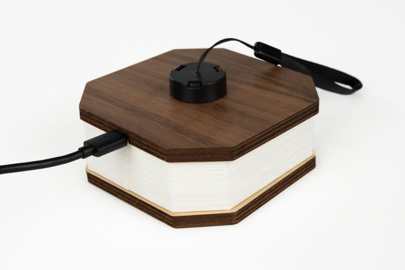 Tischlampe Cake im Achteck-Design aus Nussbaumfurnier von Zuiver