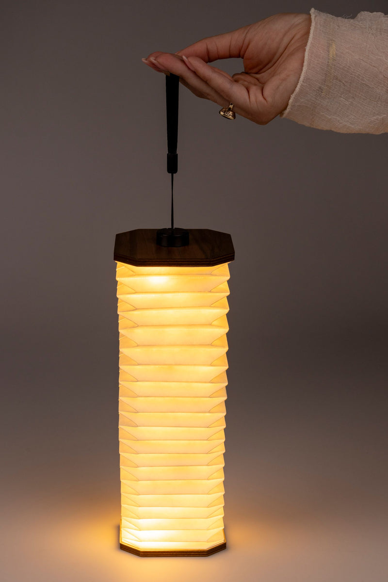 Tischlampe Cake im Achteck-Design aus Nussbaumfurnier von Zuiver