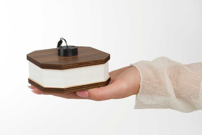 Tischlampe Cake im Achteck-Design aus Nussbaumfurnier von Zuiver