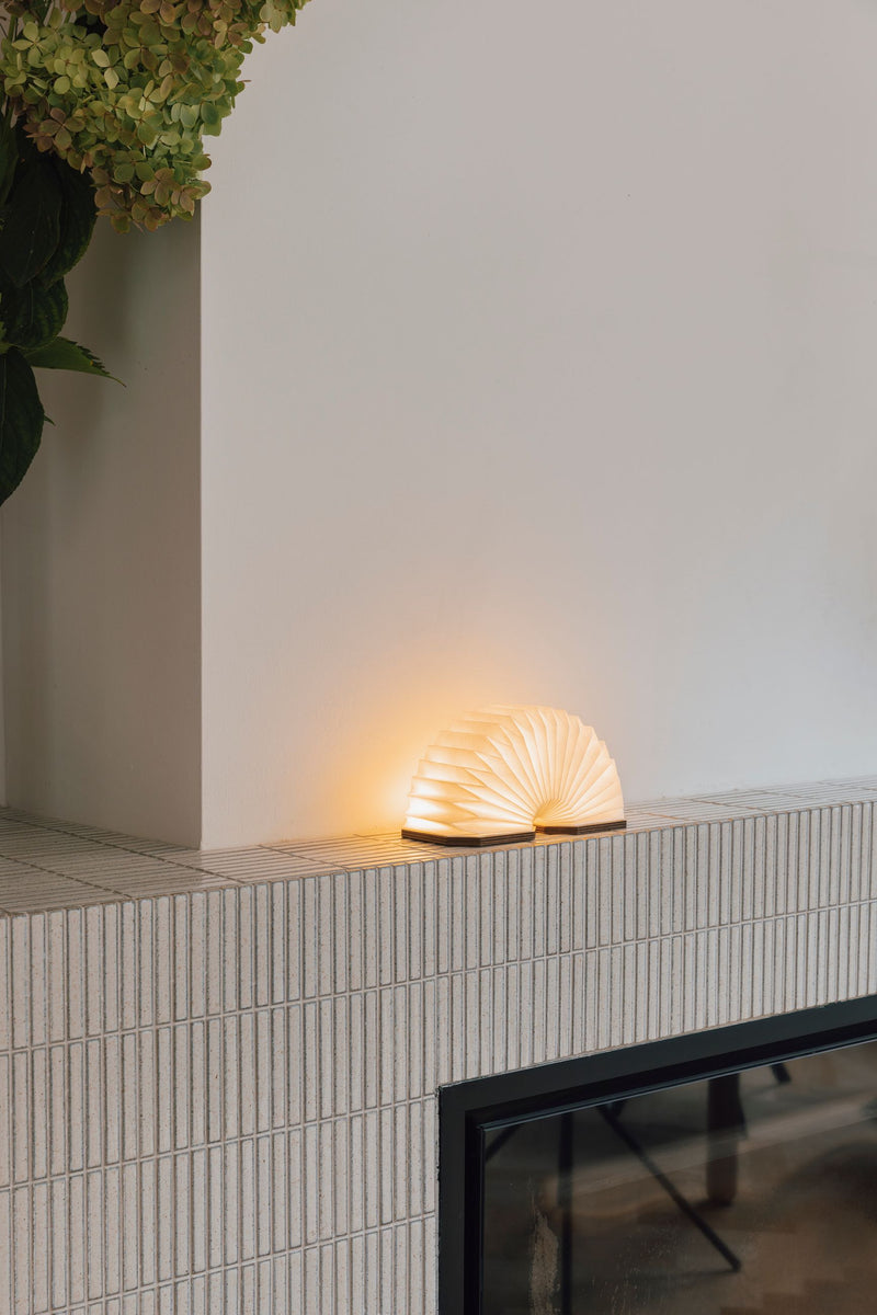Tischlampe Cake im Achteck-Design aus Nussbaumfurnier von Zuiver