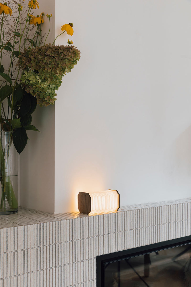 Tischlampe Cake im Achteck-Design aus Nussbaumfurnier von Zuiver
