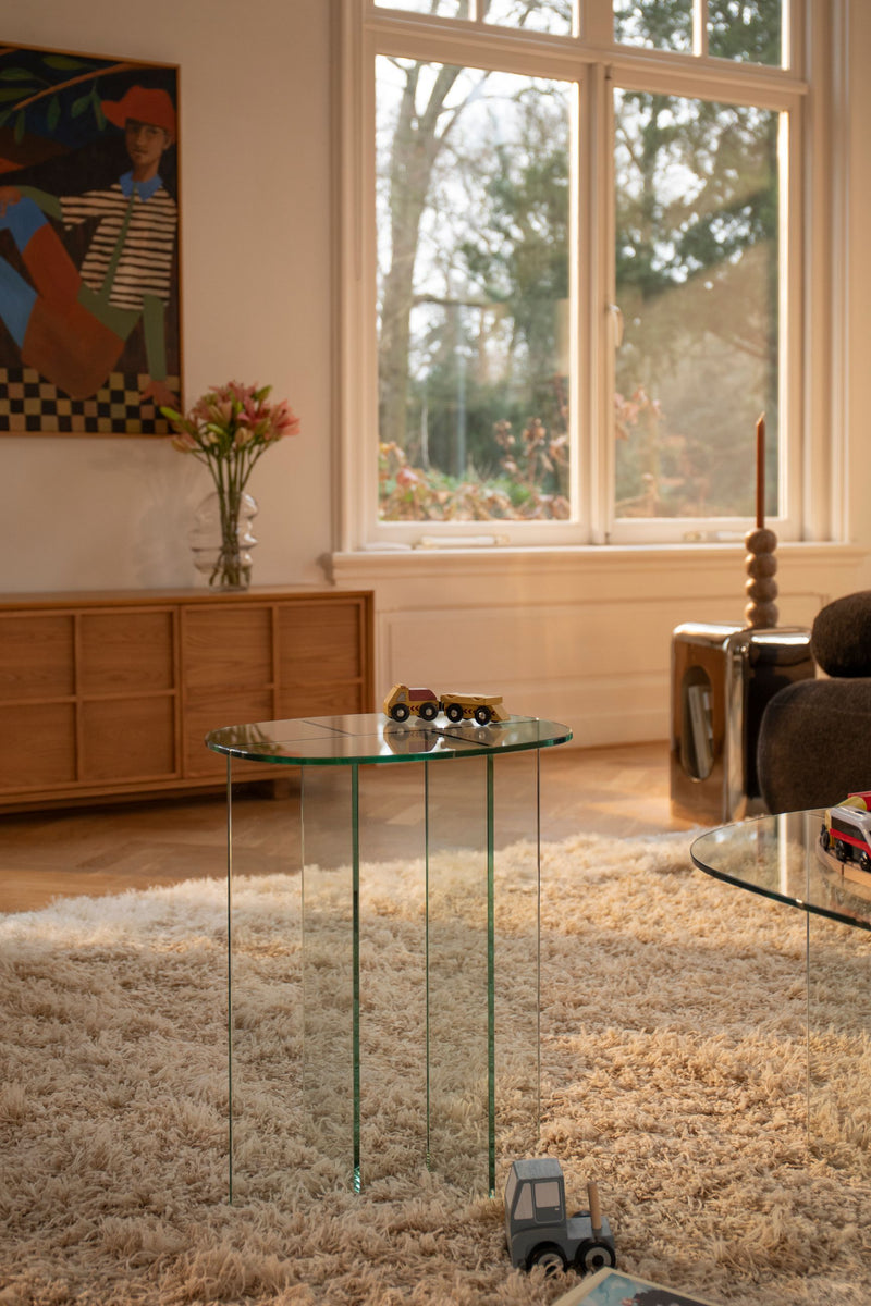 Beistelltisch Linea aus transparentem Glas mit Linienmuster Zuiver