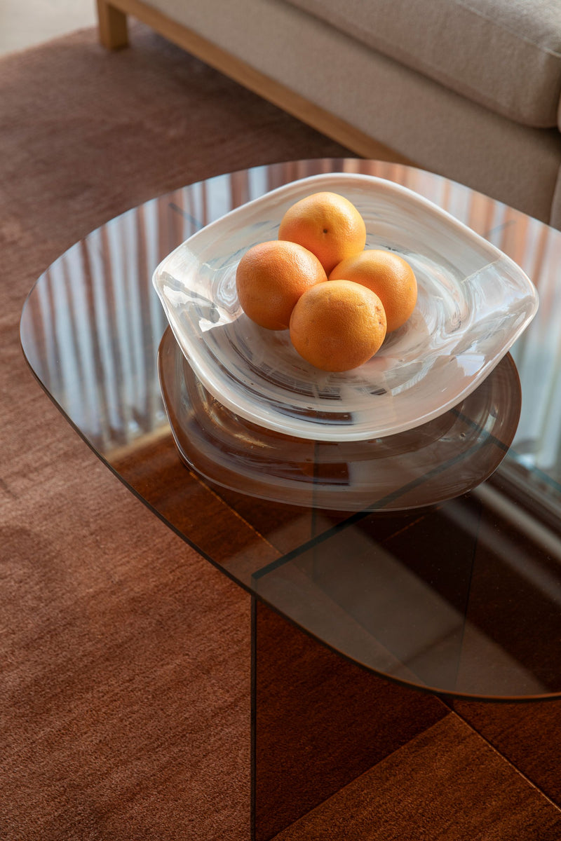 Couchtisch Linea Brown aus Glas mit ovaler Tischplatte von Zuiver