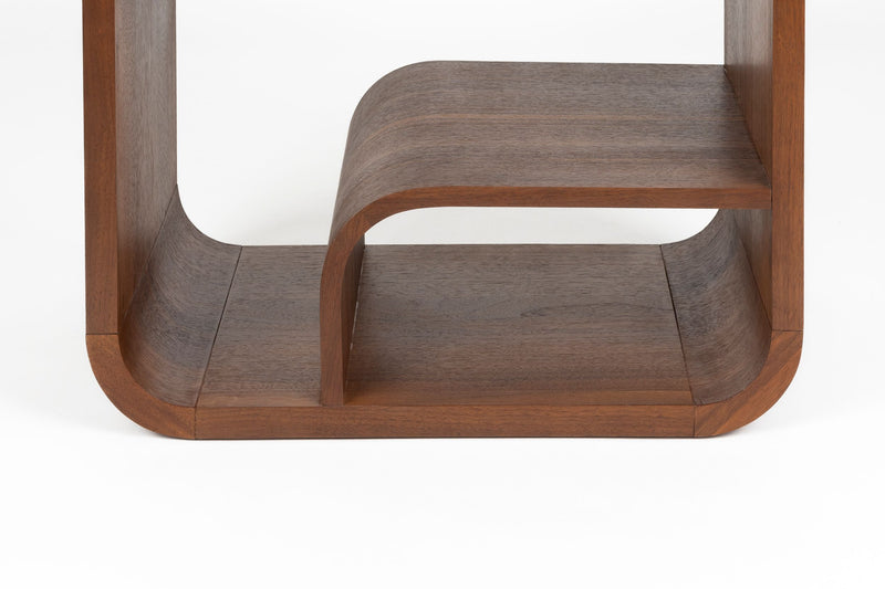 Schrank Seven S mit Bogendesign aus Nussbaumfurnier von Zuiver