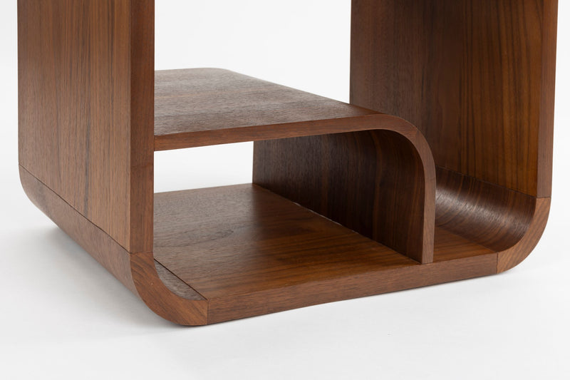 Schrank Seven S mit Bogendesign aus Nussbaumfurnier von Zuiver