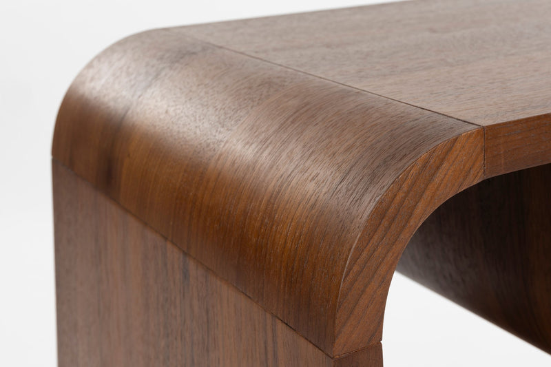 Schrank Seven S mit Bogendesign aus Nussbaumfurnier von Zuiver