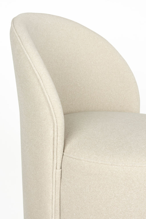 Loungesessel Plush Beige mit geschwungener Rückenlehne und cremefarbenem Samtbezug, Detailansicht der Seitenlehne.