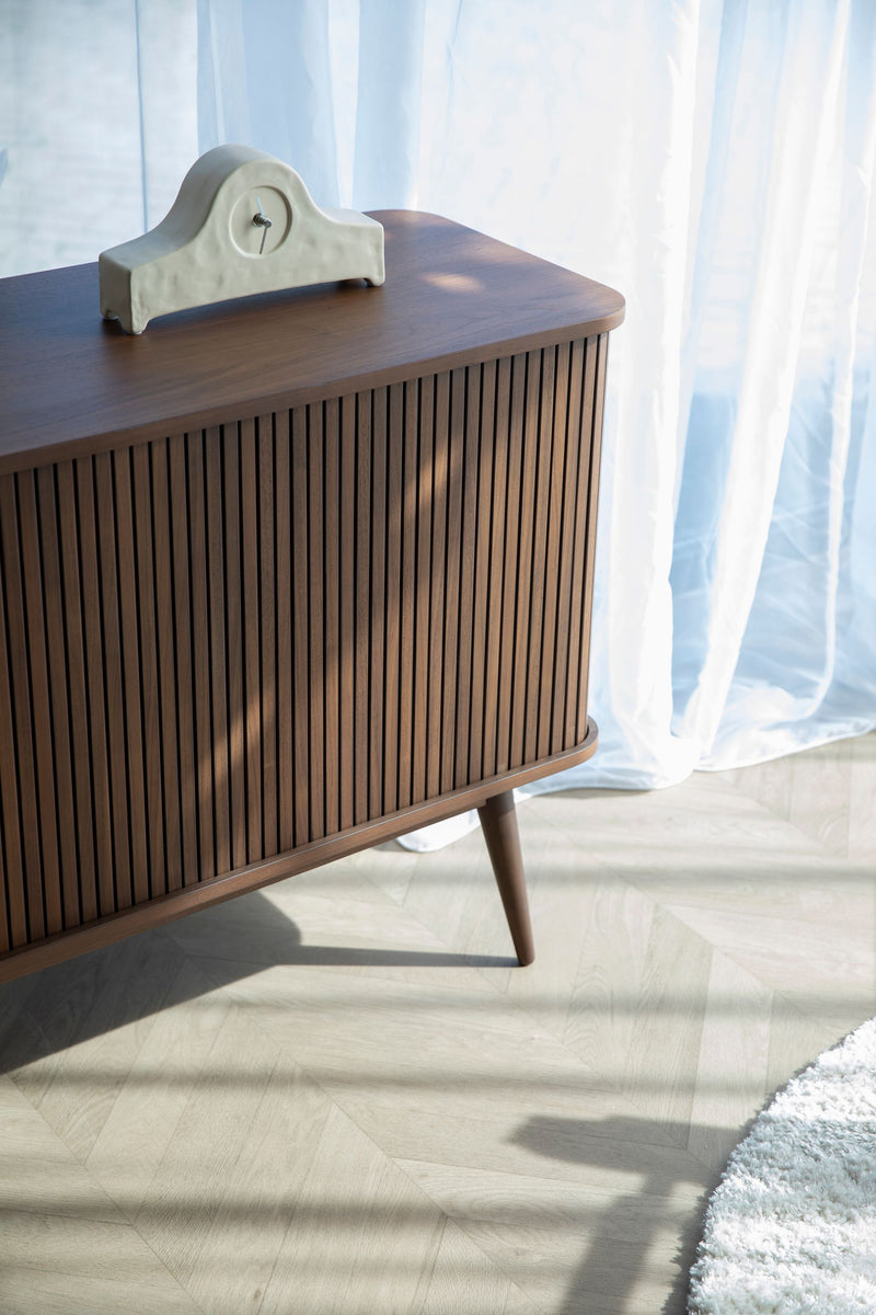 Sideboard Barbier 180 Walnut mit Schiebetüren und Glasfächern