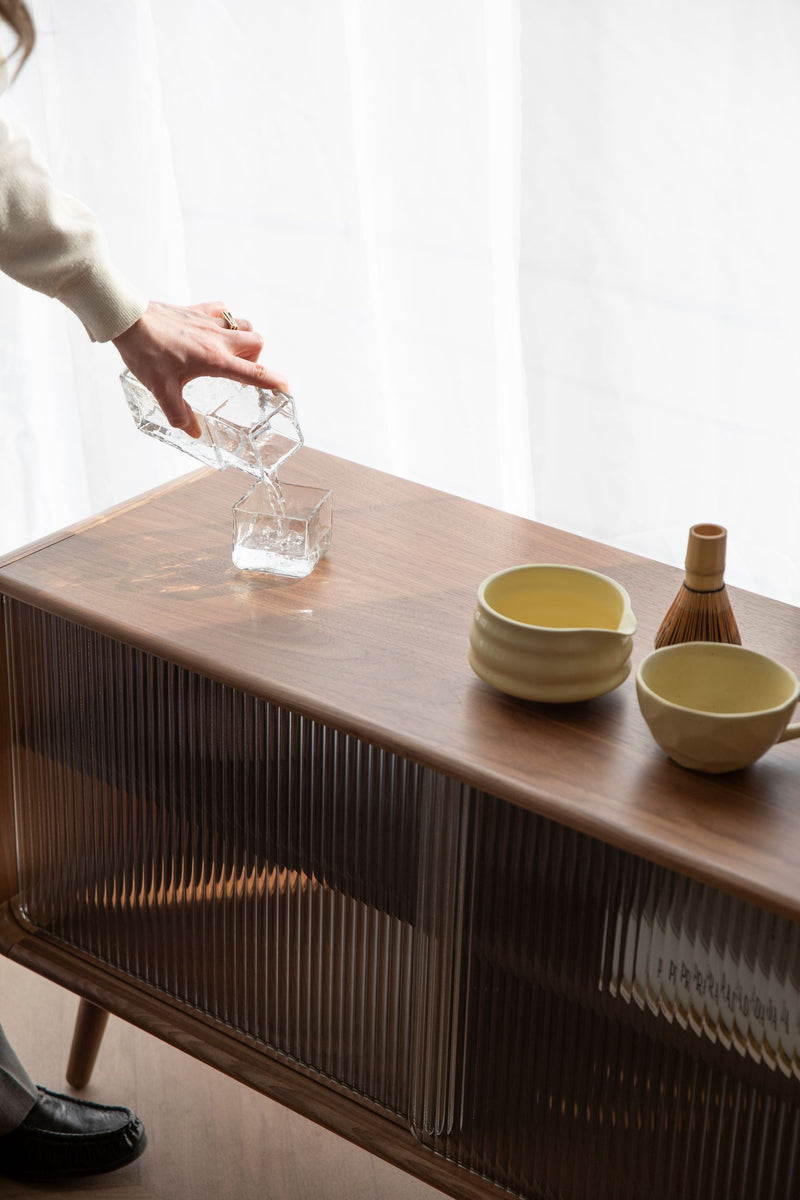 Sideboard Rise Walnut mit Schiebetür aus Riffelglas von Zuiver