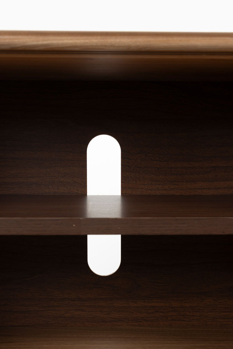 Sideboard Rise Walnut mit Schiebetür aus Riffelglas von Zuiver