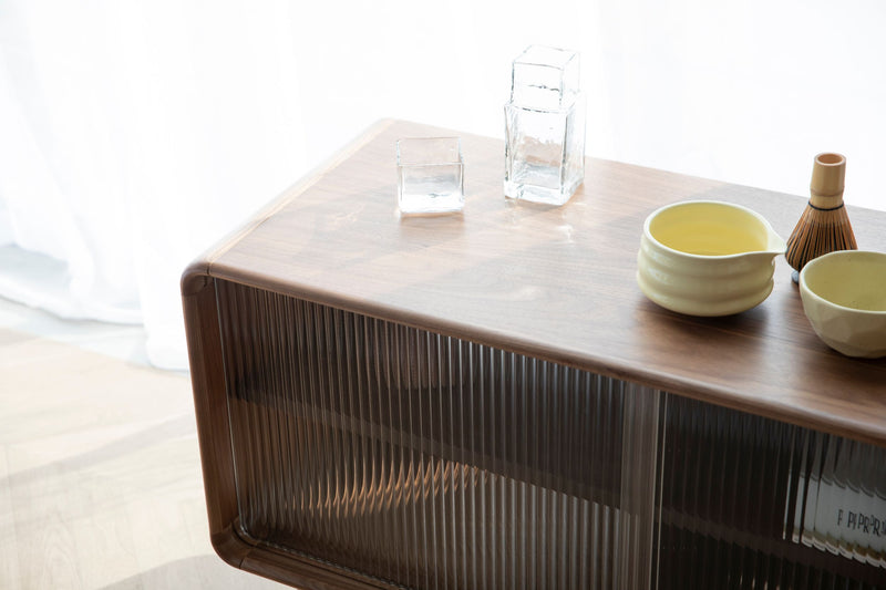 Sideboard Rise Walnut mit Schiebetür aus Riffelglas von Zuiver