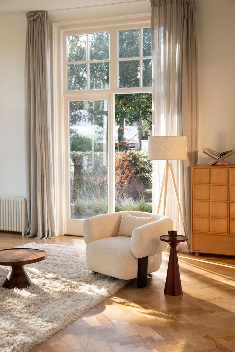 Loungesessel Neil in Beige mit dunklen Holzbeinen von Zuiver