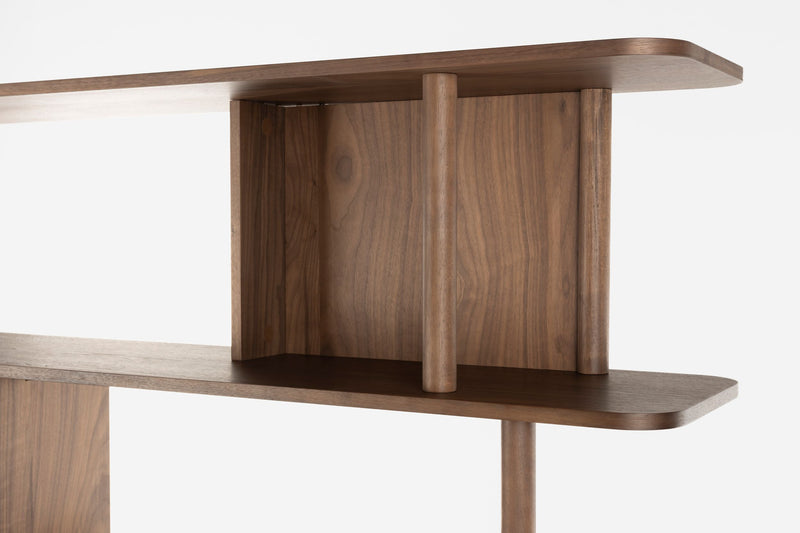 Bücherregal Barbier Walnut mit Schiebetüren von Zuiver fürs Wohnzimmer