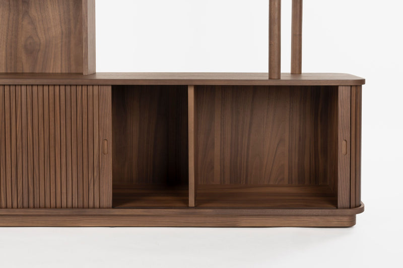 Bücherregal Barbier Walnut mit Schiebetüren von Zuiver fürs Wohnzimmer