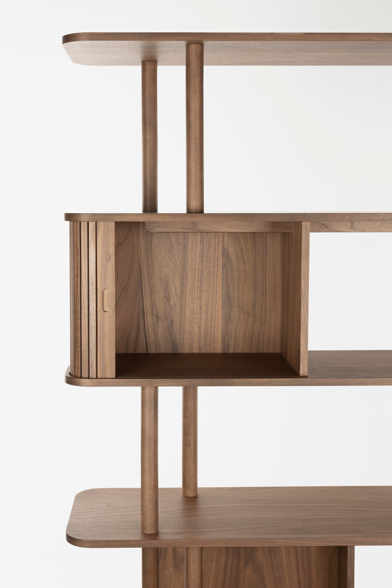 Bücherregal Barbier Walnut mit Schiebetüren von Zuiver fürs Wohnzimmer