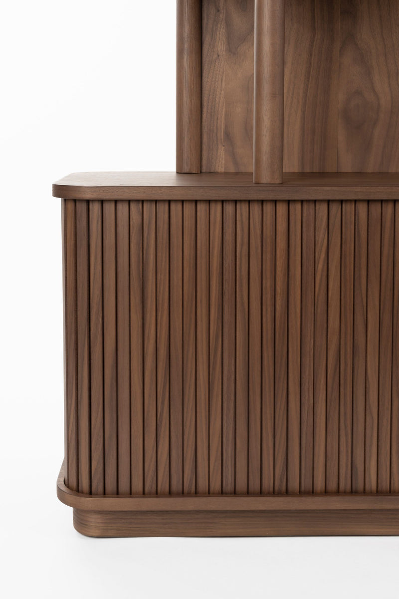 Bücherregal Barbier Walnut mit Schiebetüren von Zuiver fürs Wohnzimmer