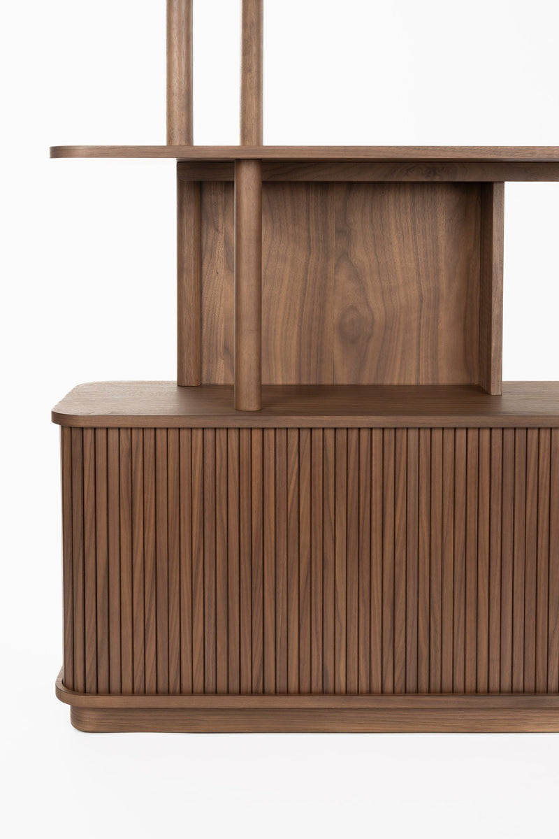 Bücherregal Barbier Walnut mit Schiebetüren von Zuiver fürs Wohnzimmer