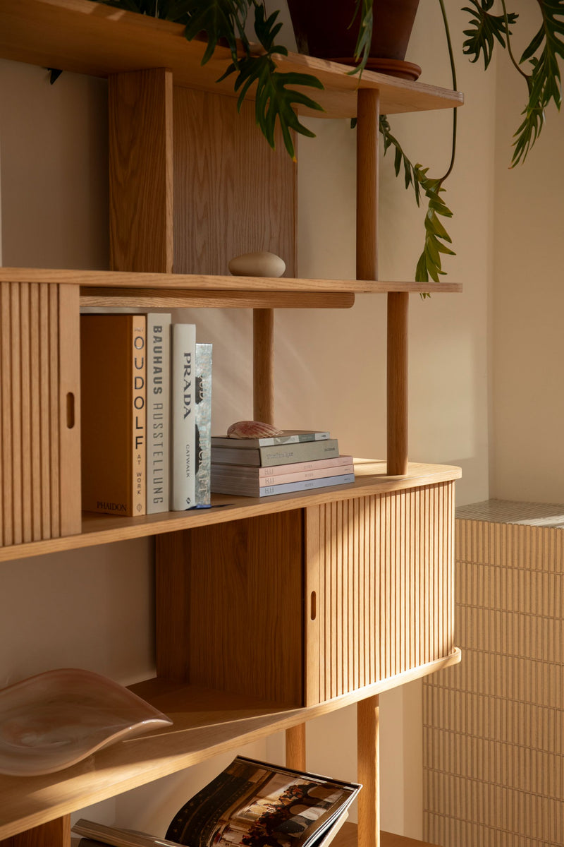 Bücherregal Barbier Natural mit Schiebetüren aus Walnussfurnier