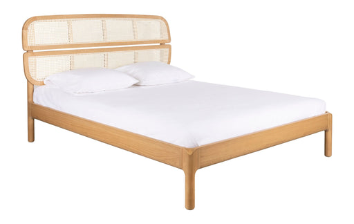 Bett Storm 160 aus Eschenholz mit Rattan-Kopfteil und weißer Bettwäsche, Gesamtansicht von vorne.