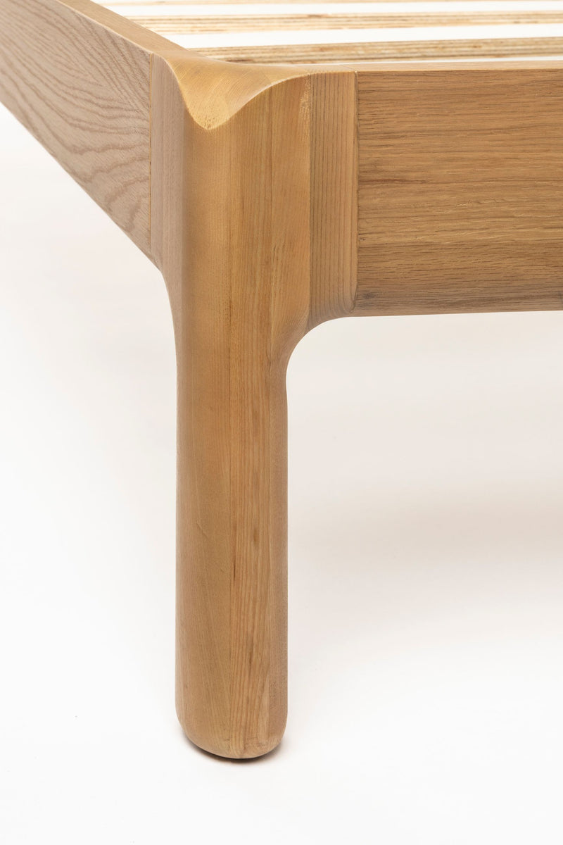 Bett Storm 160 aus Eschenholz mit Gurtboden, Natur von Zuiver