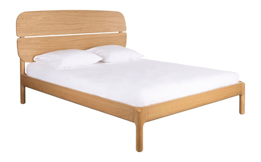 Bett Storm 180 aus Eichenholz mit geschwungener Kopfleiste und weißer Matratze, Gesamtansicht.