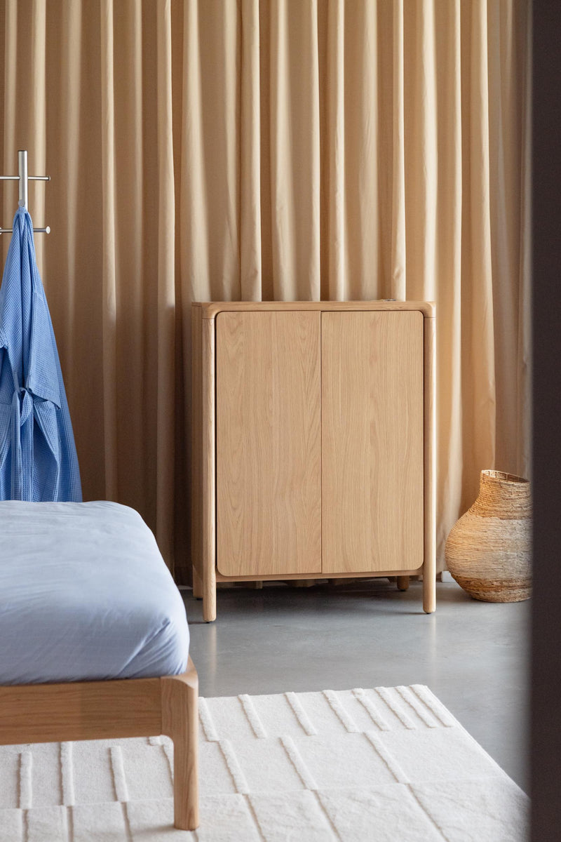 Schrank Storm Natural aus Eschenholz mit runden Formen von Zuiver