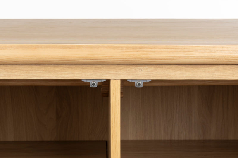 Schrank Storm Natural aus Eschenholz mit runden Formen von Zuiver