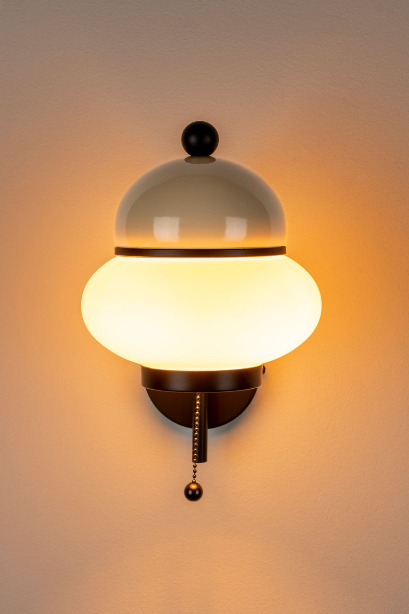 Wandlampe Bumble Beige mit Milchglasschirm im Retro-Design von Zuiver