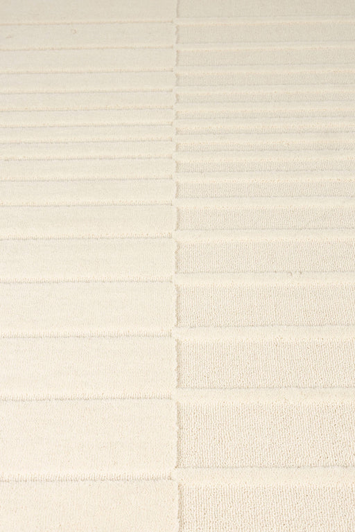 Wollteppich Crossing 160x230 cm in Beige, Detailansicht des grafischen Musters mit horizontalen Streifen.