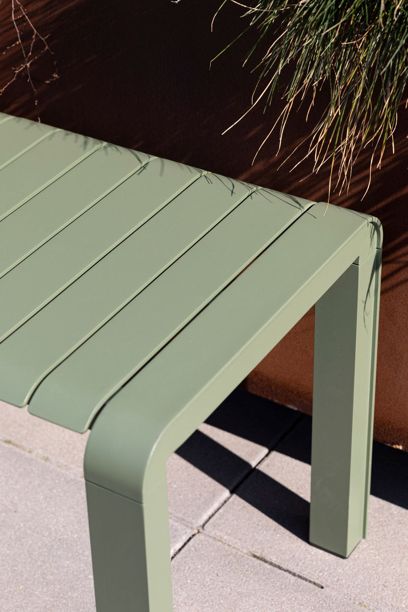 Gartenbank Vondel aus Aluminium in Grün, wetterfest von Zuiver