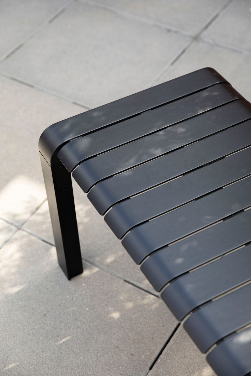 Gartenbank Vondel 175 cm, Aluminium in Schwarz von Zuiver, wetterfest